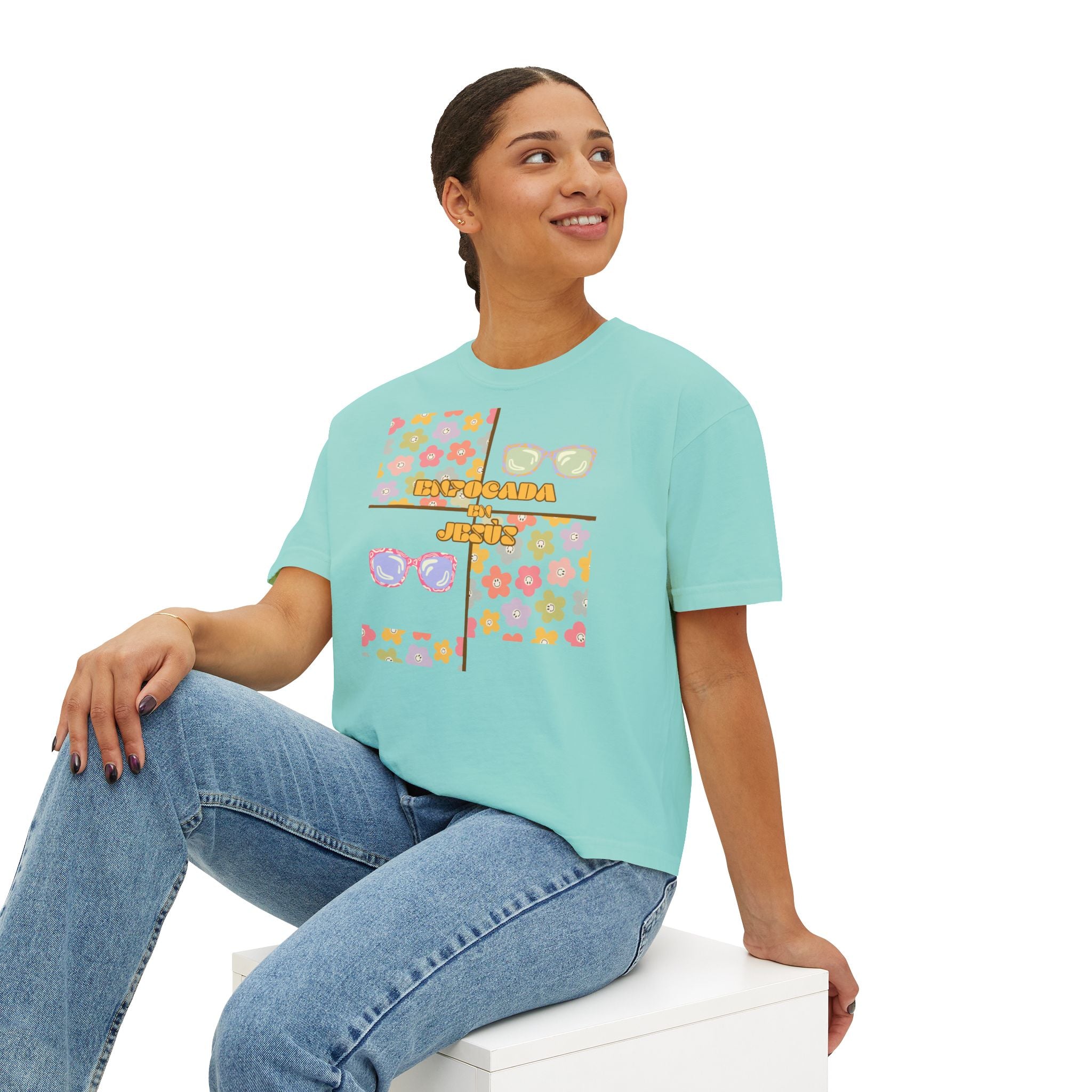 Retro Spanish Sunglasses Boxy Tee — 'Enfocada en Jesús' Graphic Top