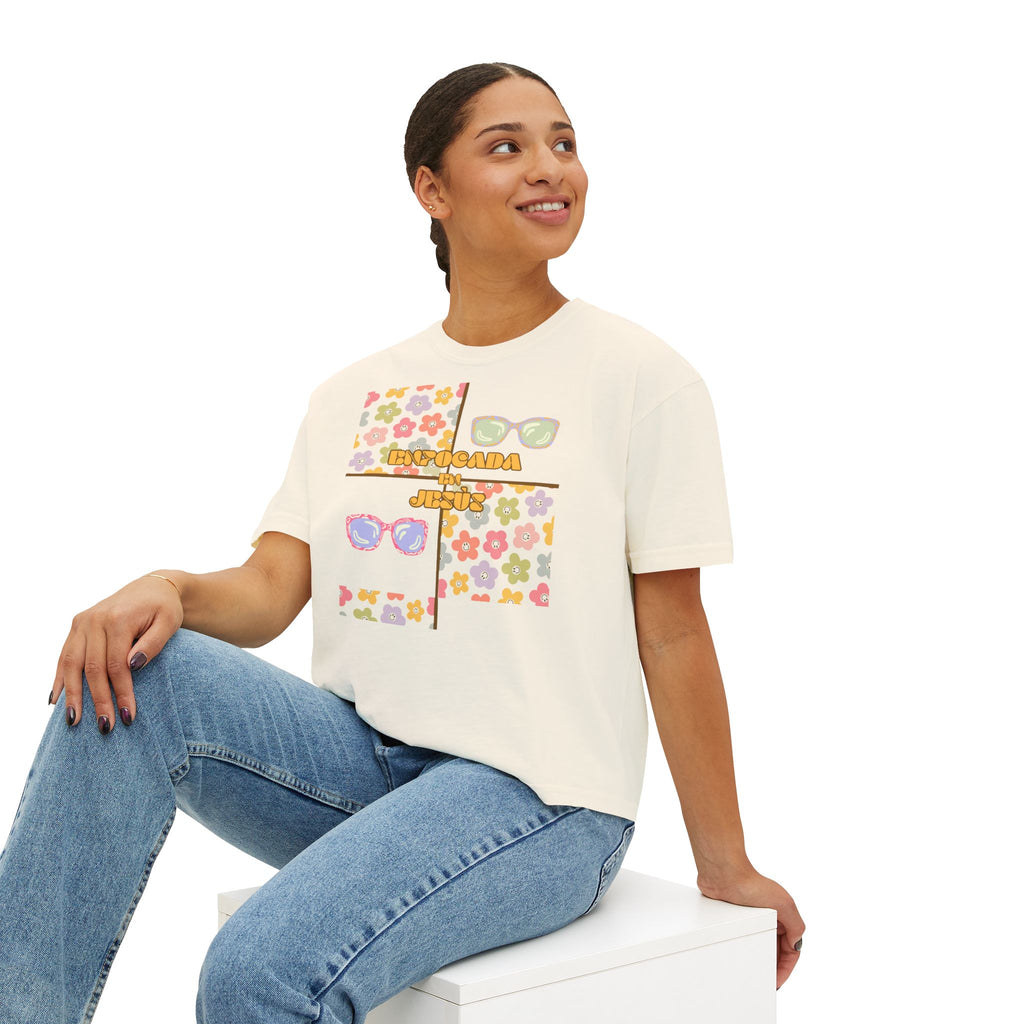 Retro Spanish Sunglasses Boxy Tee — 'Enfocada en Jesús' Graphic Top