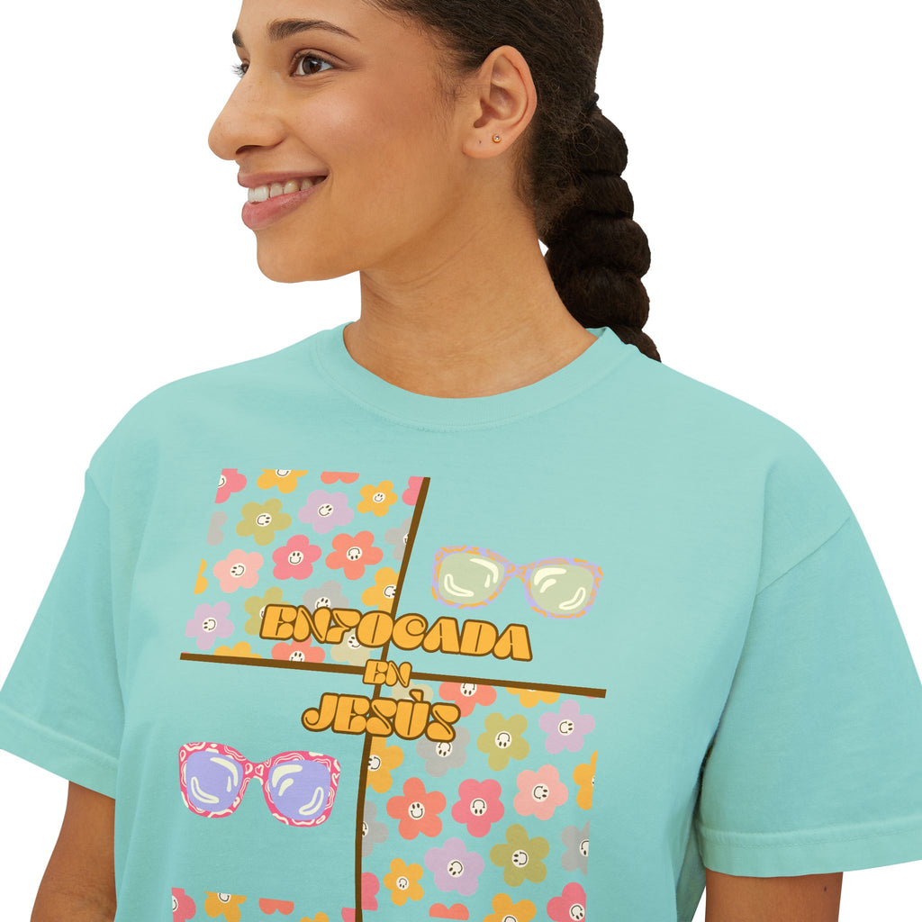 Retro Spanish Sunglasses Boxy Tee — 'Enfocada en Jesús' Graphic Top