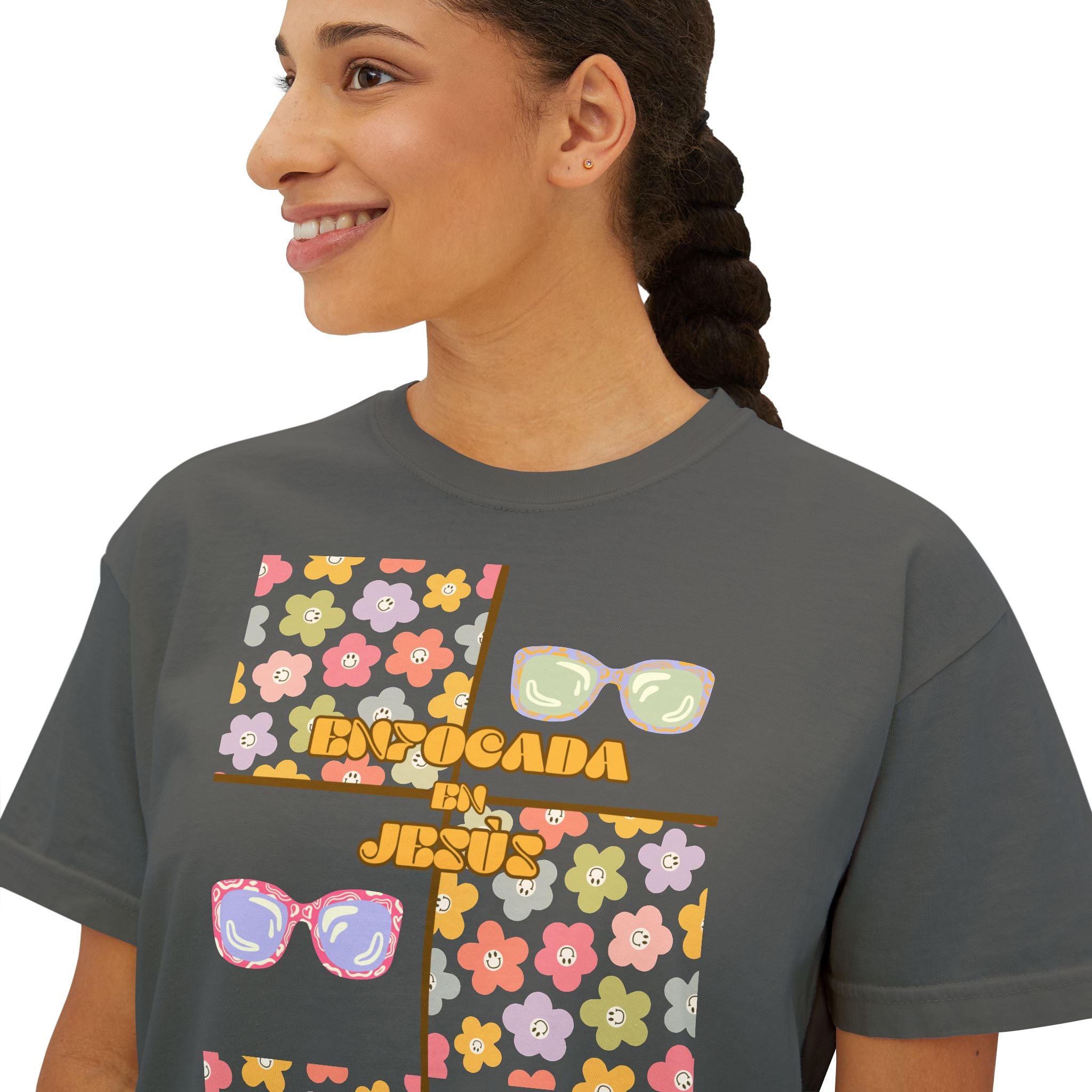 Retro Spanish Sunglasses Boxy Tee — 'Enfocada en Jesús' Graphic Top